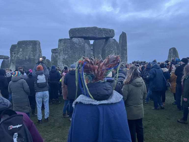 Stonehenge'de binlerce kişi kış gün dönümünü kutladı