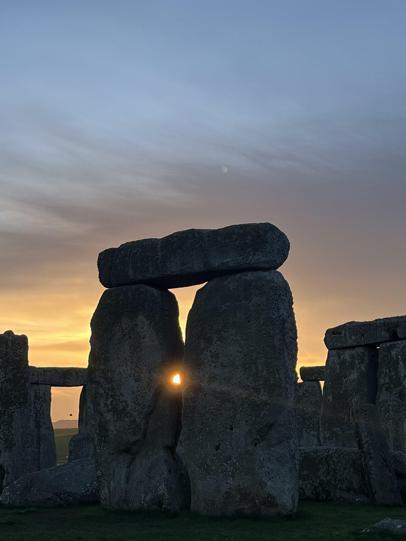 Stonehenge'de binlerce kişi kış gün dönümünü kutladı