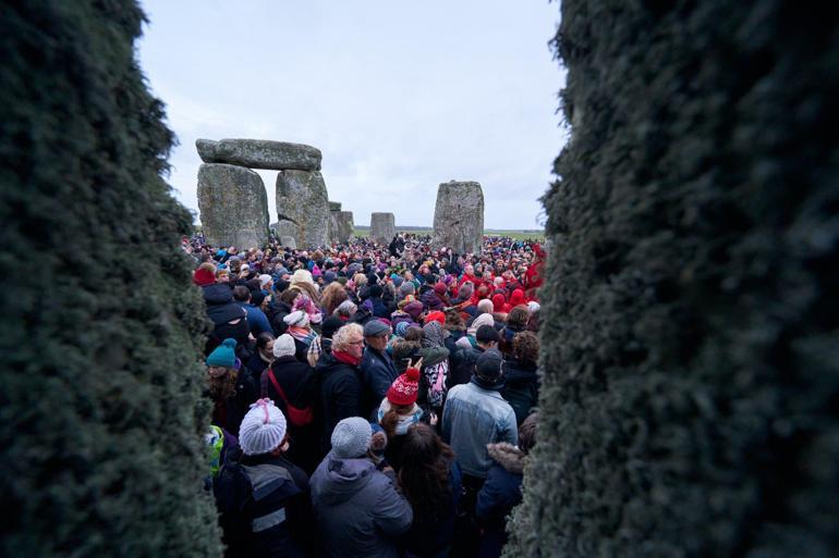 Stonehenge'de binlerce kişi kış gün dönümünü kutladı