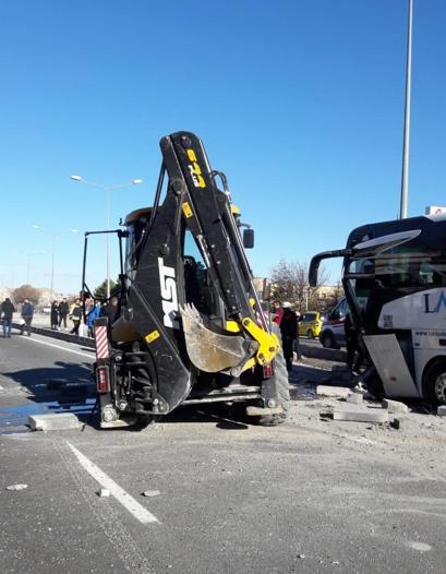 Turistleri taşıyan otobüs ile iş makinesi çarpıştı: 7 yaralı