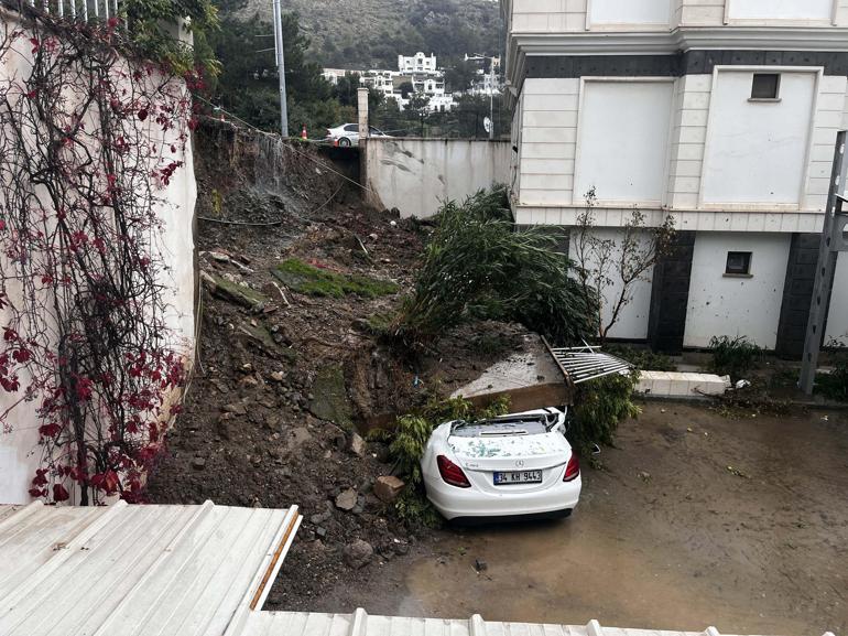 Bodrum'da istinat duvarı çöktü, park halindeki otomobil ile 1 ev zarar gördü