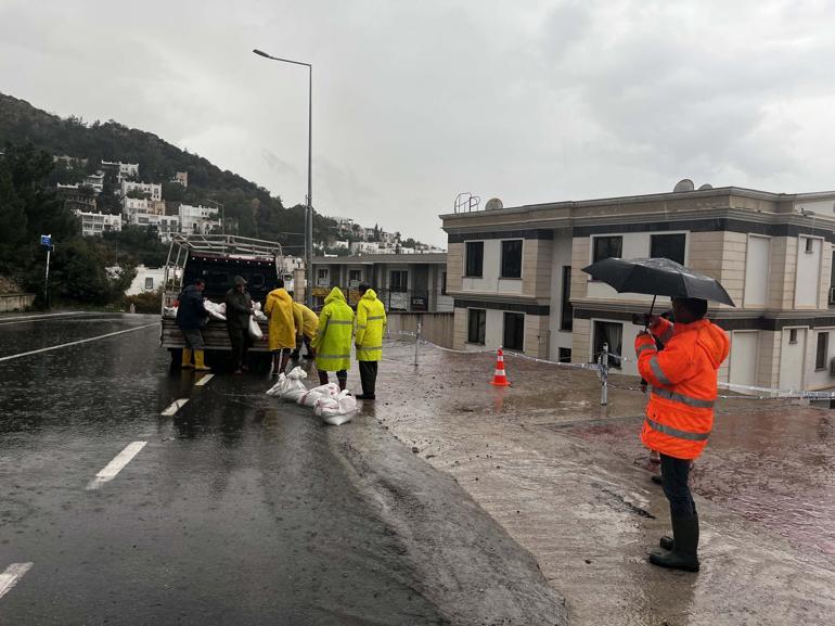 Bodrum'da istinat duvarı çöktü, park halindeki otomobil ile 1 ev zarar gördü