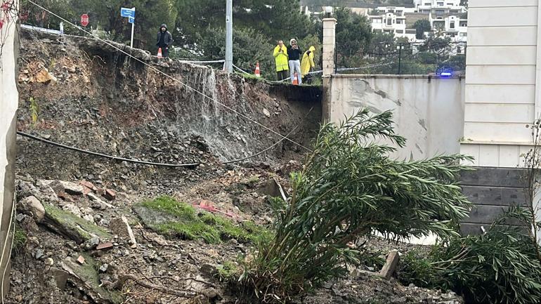 Bodrum'da istinat duvarı çöktü, park halindeki otomobil ile 1 ev zarar gördü