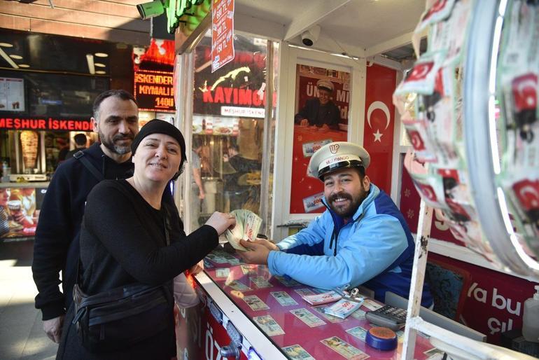 Dağıtım garantili 600 milyon liralık 'rekor' ikramiyeli Milli Piyango Yılbaşı biletlerine yoğun ilgi