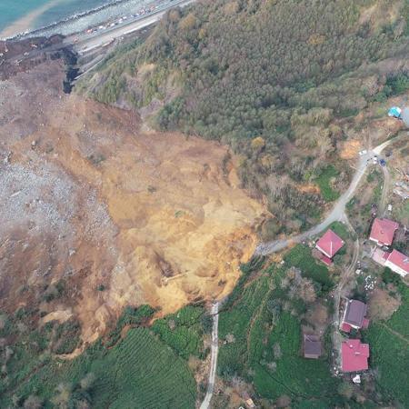 Karadeniz Sahil Yolu'nda heyelanın izleri siliniyor; 1 araç aranıyor