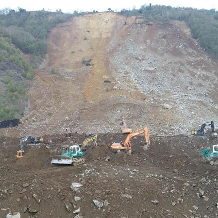 Karadeniz Sahil Yolu'nda heyelanın izleri siliniyor; 1 araç aranıyor