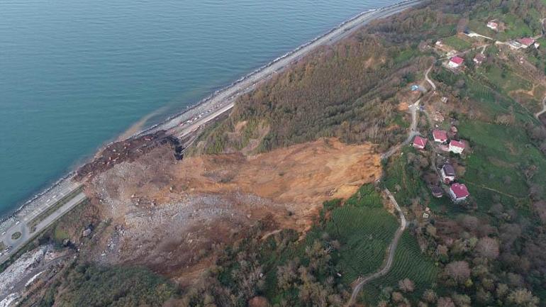 Karadeniz Sahil Yolu'nda heyelanın izleri siliniyor; 1 araç aranıyor