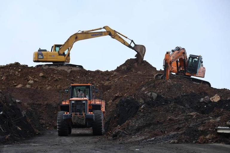 Karadeniz Sahil Yolu'nda heyelanın izleri siliniyor; 1 araç aranıyor