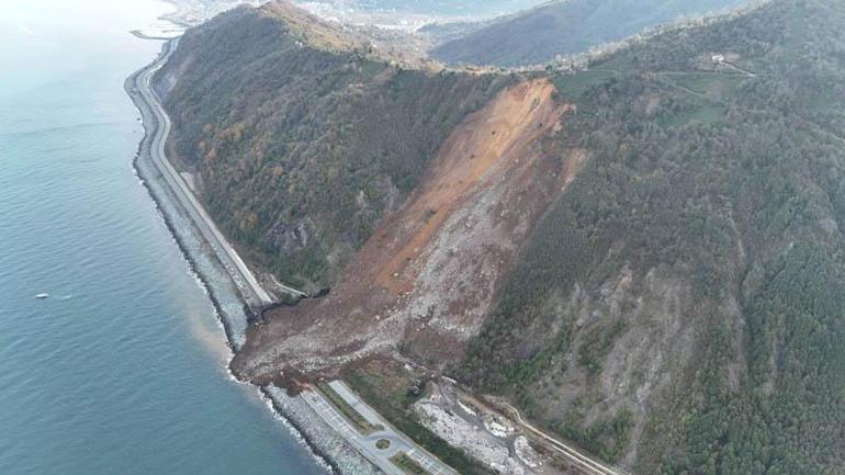 Karadeniz Sahil Yolu'nda heyelanın izleri siliniyor; 1 araç aranıyor