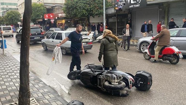 Sürekli arıza yapan yeni motosikletini bayi önünde benzin döküp ateşe verdi