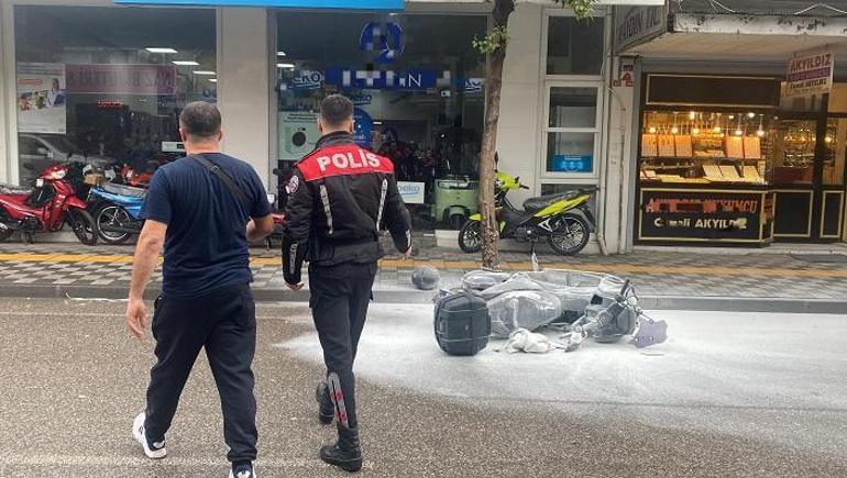 Sürekli arıza yapan yeni motosikletini bayi önünde benzin döküp ateşe verdi