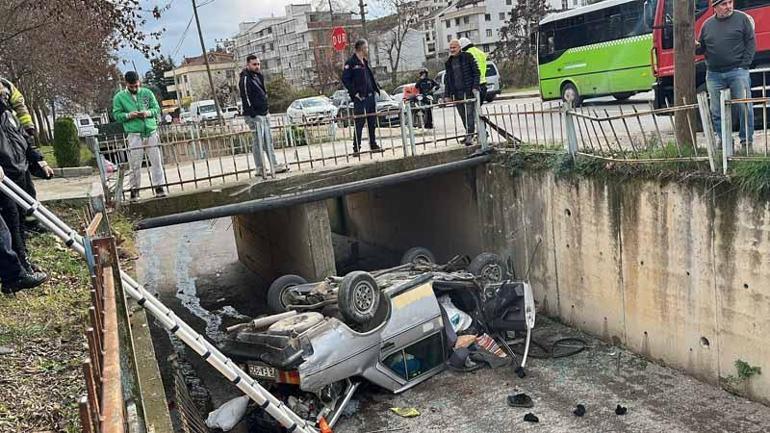 Dereye uçan otomobilin sürücüsü yaralandı; kaza kamerada