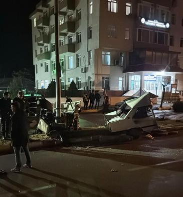 Edirne'de aydınlatma direğine çarpıp ikiye bölünen otomobildeki 2 kişi ağır yaralandı