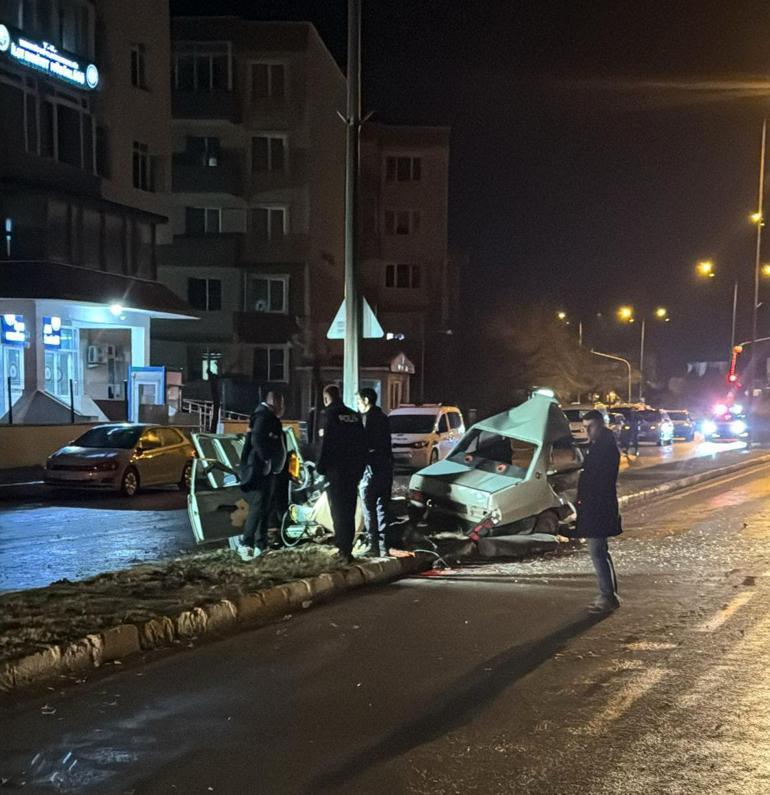 Edirne'de aydınlatma direğine çarpıp ikiye bölünen otomobildeki 2 kişi ağır yaralandı