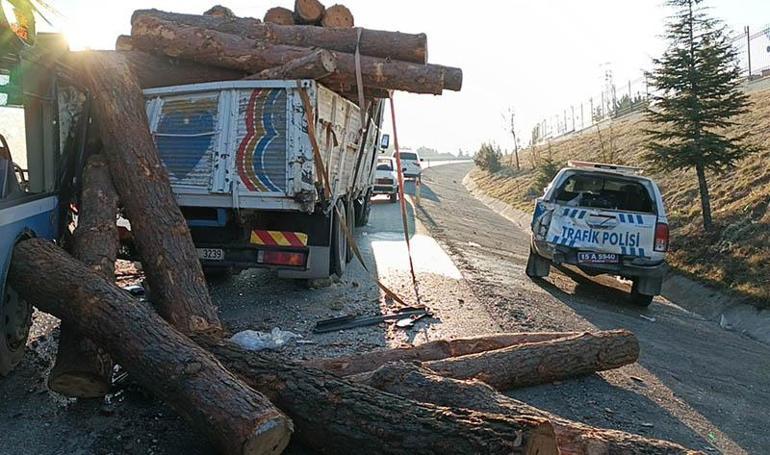 Halk otobüsü, polis aracı ve kamyona çarptı; 1 polis ile 5 öğrenci yaralı