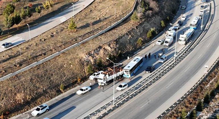 Halk otobüsü, polis aracı ve kamyona çarptı; 1 polis ile 5 öğrenci yaralı