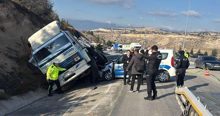 Halk otobüsü, polis aracı ve kamyona çarptı; 1 polis ile 5 öğrenci yaralı