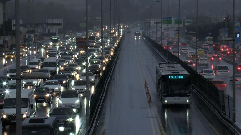 İstanbul'da yağmur trafiği etkiledi, yoğunluk yüzde 81'e ulaştı