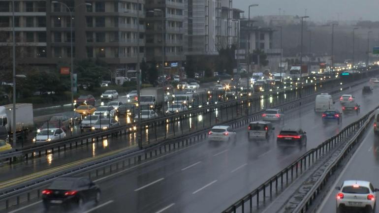 İstanbul'da yağmur trafiği etkiledi, yoğunluk yüzde 81'e ulaştı