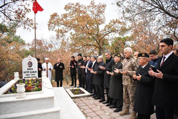 Seyit Onbaşı, mezarı başında anıldı