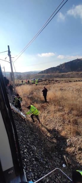 Ankara'da yolcu treni, raylara düşen kayaya çarptı; 1 yaralı