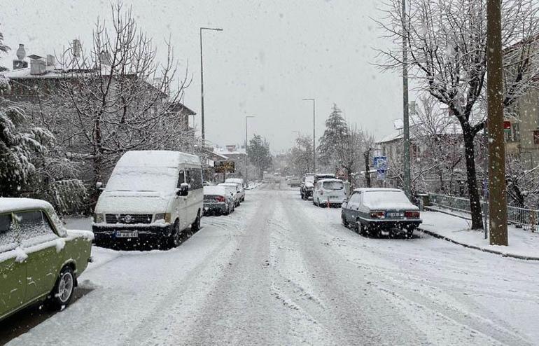 Isparta'da kar yağışı; Keçiborlu- Dinar kara yolu kapandı