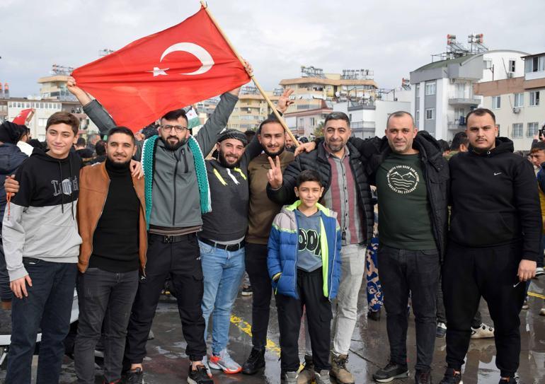 Antalya'da Suriyelilerden kutlama