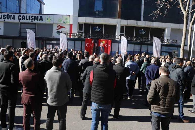 Diyarbakır'da dershane önündeki bombalı saldırıda ölenler anıldı