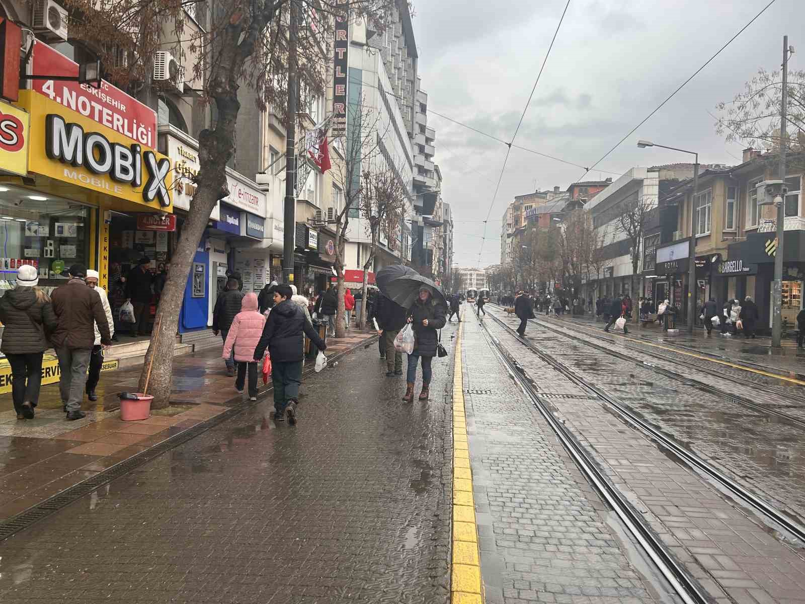 Eskişehir’de yağış vatandaşlara zor anlar yaşattı