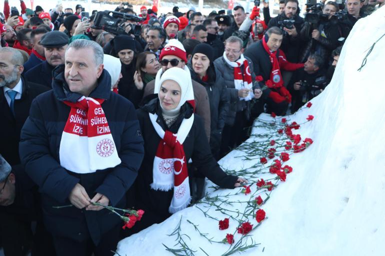 Sarıkamış Şehitleri anısına yapılan 'Kardan Heykeller Sergisi' izlenime açıldı