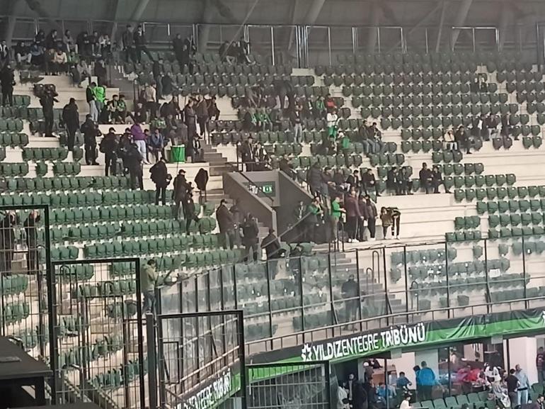 Kocaelispor-Iğdır FK maçında Iğdır taraftarları koltukları parçaladı, 1 polis yaralandı