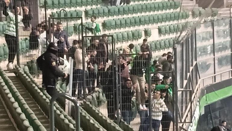 Kocaelispor-Iğdır FK maçında Iğdır taraftarları koltukları parçaladı, 1 polis yaralandı