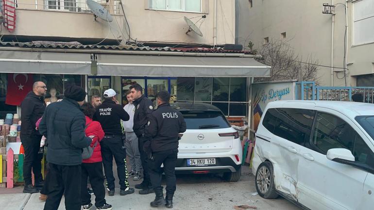 İş yerine giren otomobilin çarpmasından son kurtuldular; o anlar kamerada