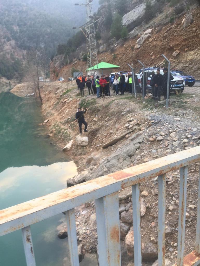 Adana'da otomobiliyle baraj gölüne düştüğü iddia edilen enerji şirketi çalışanı aranıyor