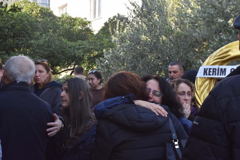 İngiltere'de hayatını kaybeden Türk profesör memleketi İzmir'de son yolculuğuna uğurlandı