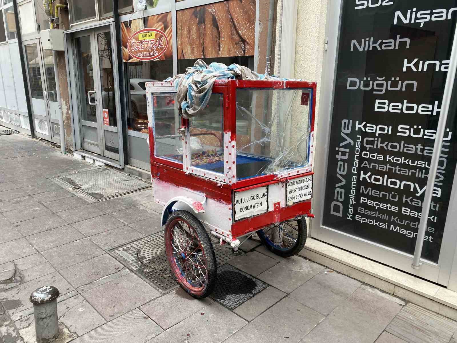 Seyyar aracın üzerine yazılan ilginç yazılar dikkat çekti