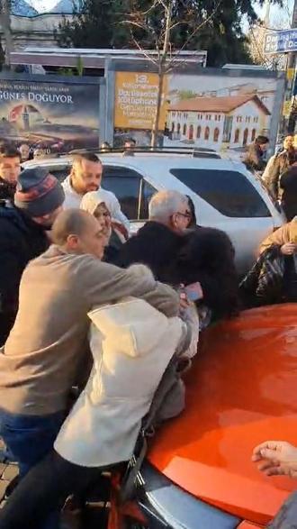 Fatih'te park yeri kavgası; turist kadın darbedildi