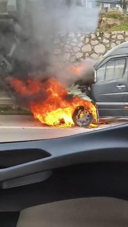 Pendik’te seyir halindeki tur minibüsü yandı