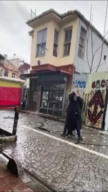 Fatih'teki 'tezgah' kavgasında seyyar satıcıyı öldüren ve silahı saklayan 3 şüpheli tutuklandı