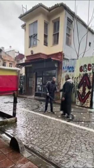 Fatih'teki 'tezgah' kavgasında seyyar satıcıyı öldüren ve silahı saklayan 3 şüpheli tutuklandı