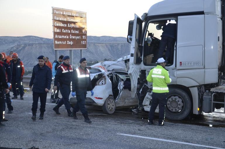 Adıyaman'da akaryakıt tankeri ile otomobil çarpıştı: 3 ölü, 4 yaralı