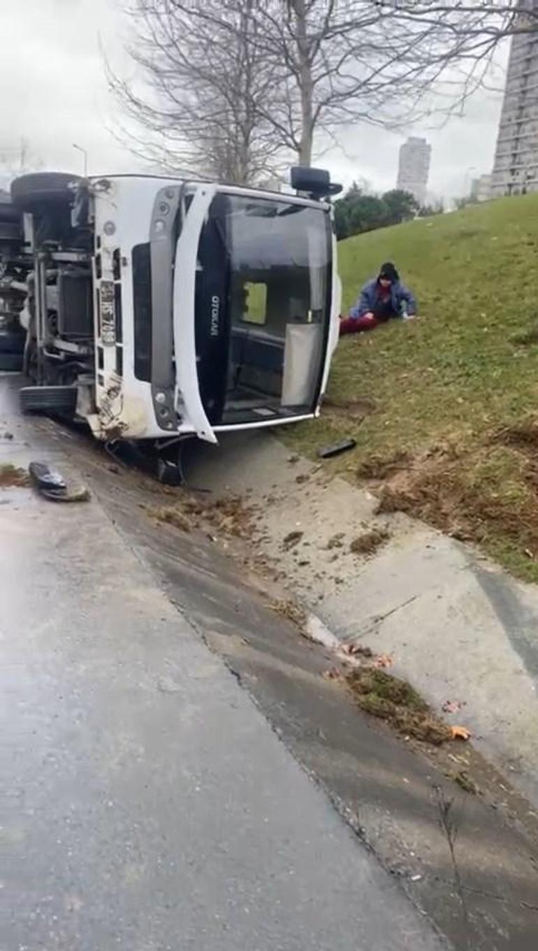 Esenyurt'ta şoförün hakimiyetini kaybettiği midibüs devrildi