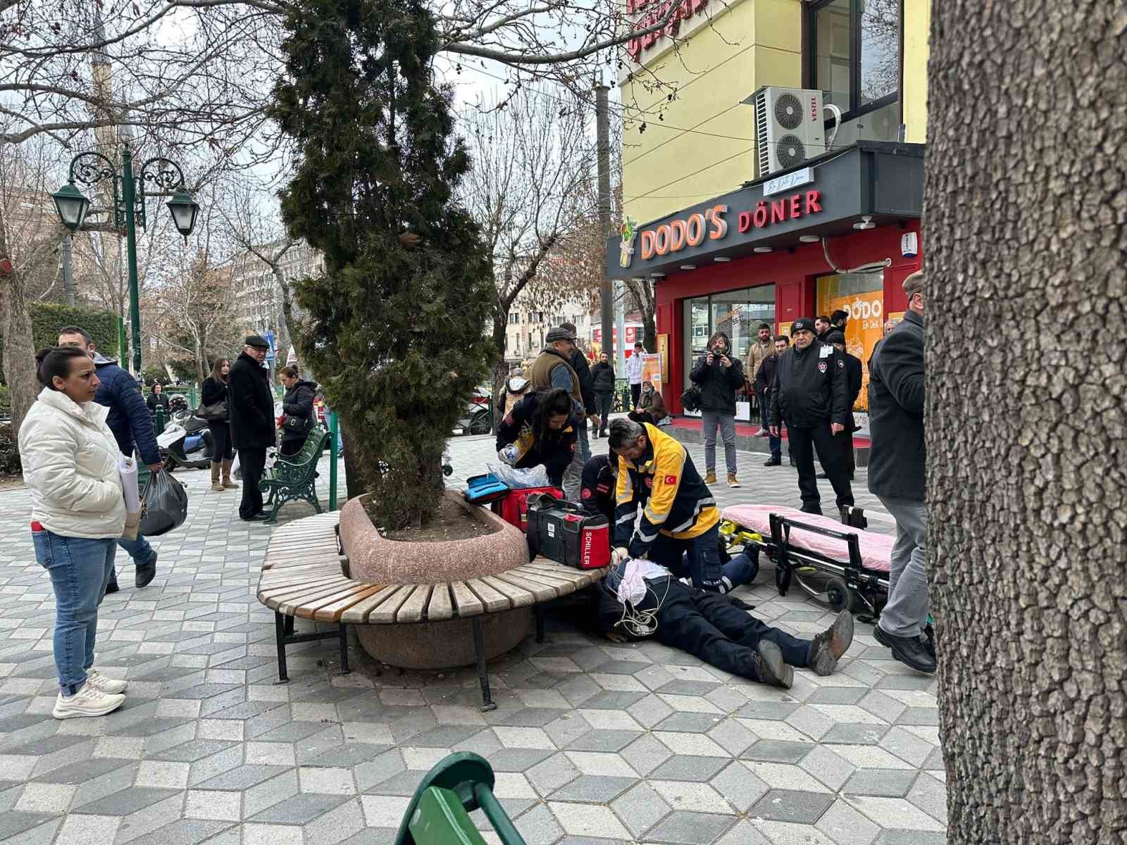 Yere yığılan yaşlı adama oradan geçen doktor müdahale etti, kalp masajı ile hayata döndü
