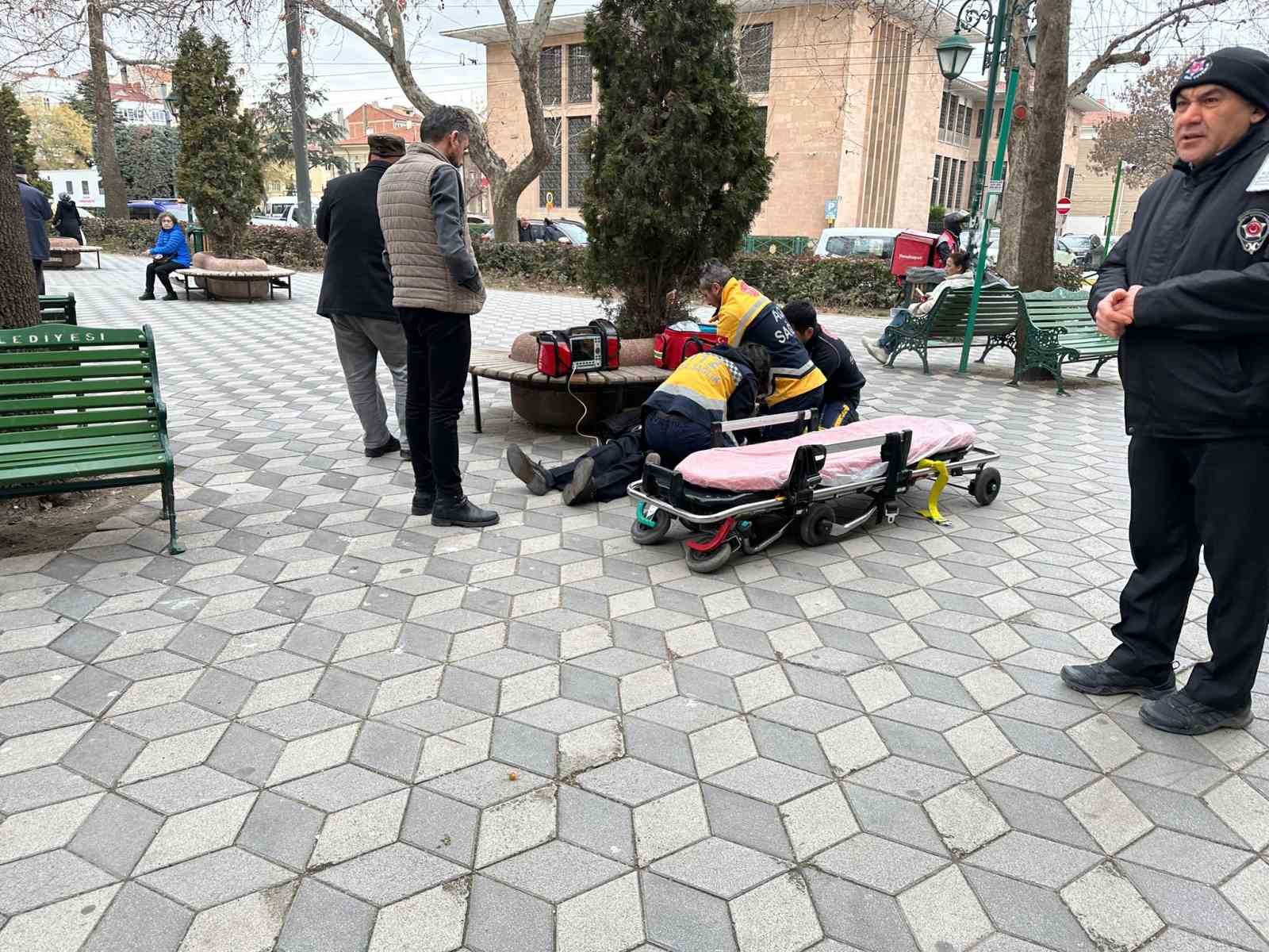 Yere yığılan yaşlı adama oradan geçen doktor müdahale etti, kalp masajı ile hayata döndü