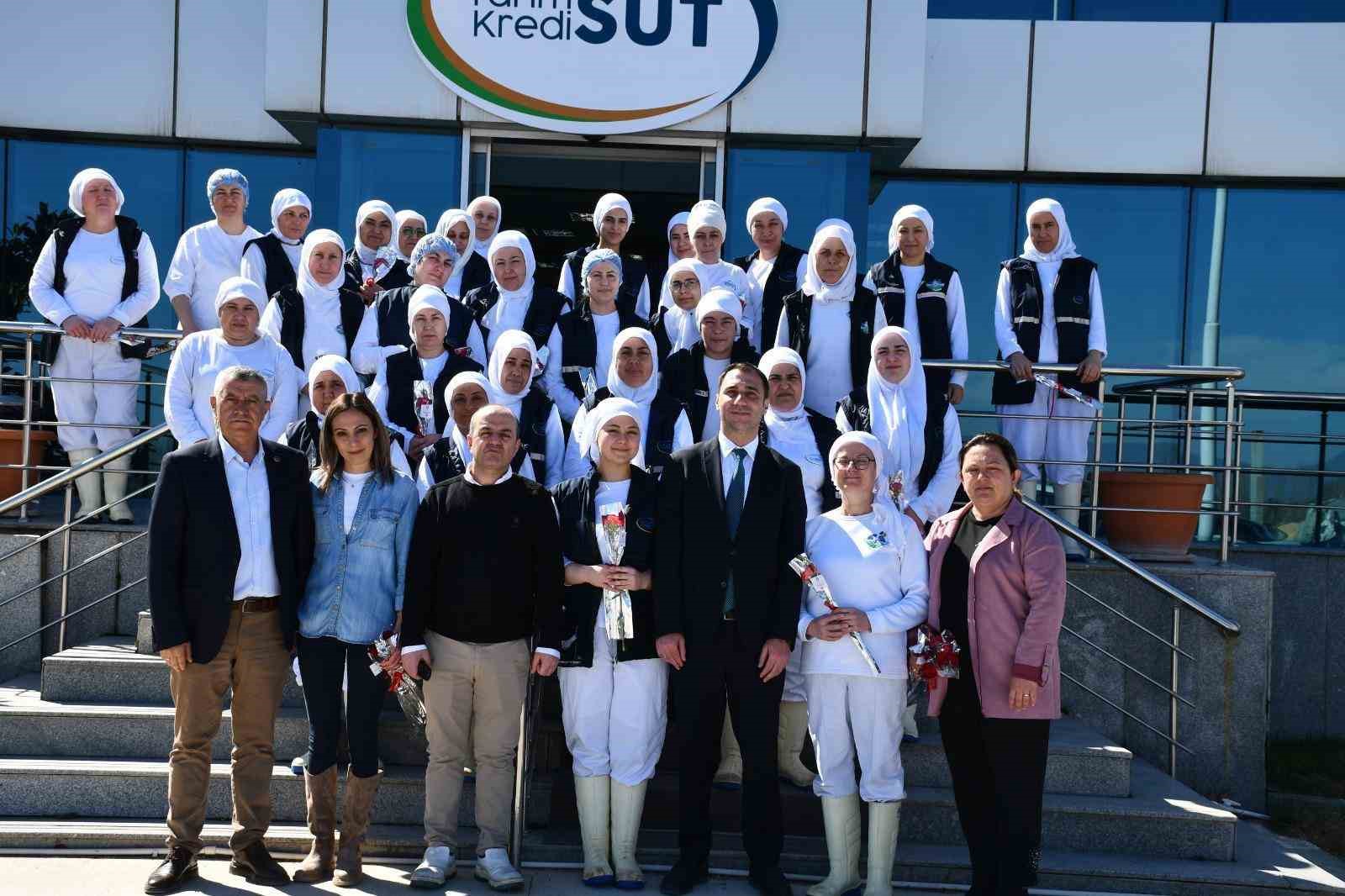 Beylikova’da 8 Mart Dünya Kadınlar Günü’nde bin karanfil dağıtıldı